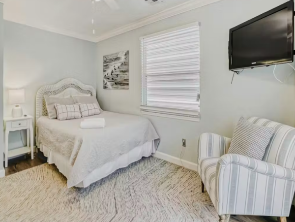 Anna Maria Island Luxurious Tropical Retreat with private Pool & Game Room